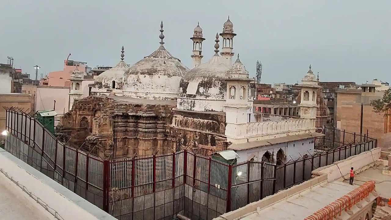 Gyanvapi Masjid: జ్ఞానవాపి మసీదులో శివలింగానికి పూజలు.. 21న సుప్రీంకోర్టులో విచారణ Gyanvapi Masjid: జ్ఞానవాపి మసీదులో శివలింగానికి పూజలు.. 21న సుప్రీంకోర్టులో విచారణ