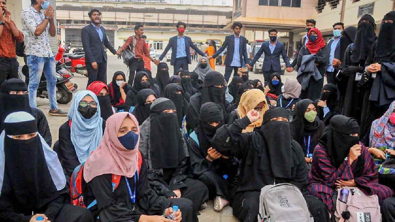 Hijab Row: హిజాబ్ వివాదంపై వచ్చేవారం సుప్రీంకోర్టు విచారణ Hijab Row: హిజాబ్ వివాదంపై వచ్చేవారం సుప్రీంకోర్టు విచారణ