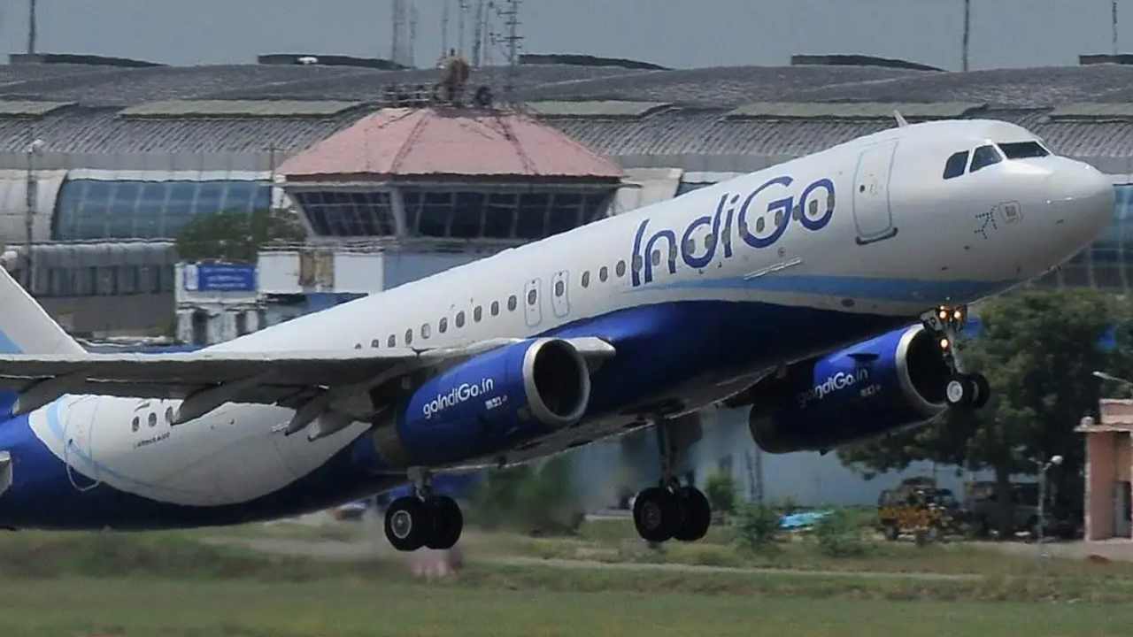 IndiGo Flight: రన్వేపై జారిన ఇండిగో విమానం.. నిలిపివేసిన అధికారులు IndiGo Flight: రన్వేపై జారిన ఇండిగో విమానం.. నిలిపివేసిన అధికారులు