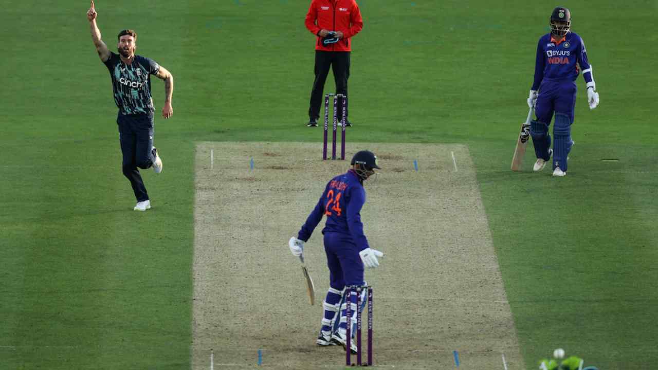 India vs England 2nd ODI: చేతులెత్తేసిన బ్యాట్స్మెన్.. రెండో వన్డేలో టీమిండియా ఓటమి India vs England 2nd ODI: చేతులెత్తేసిన బ్యాట్స్మెన్.. రెండో వన్డేలో టీమిండియా ఓటమి
