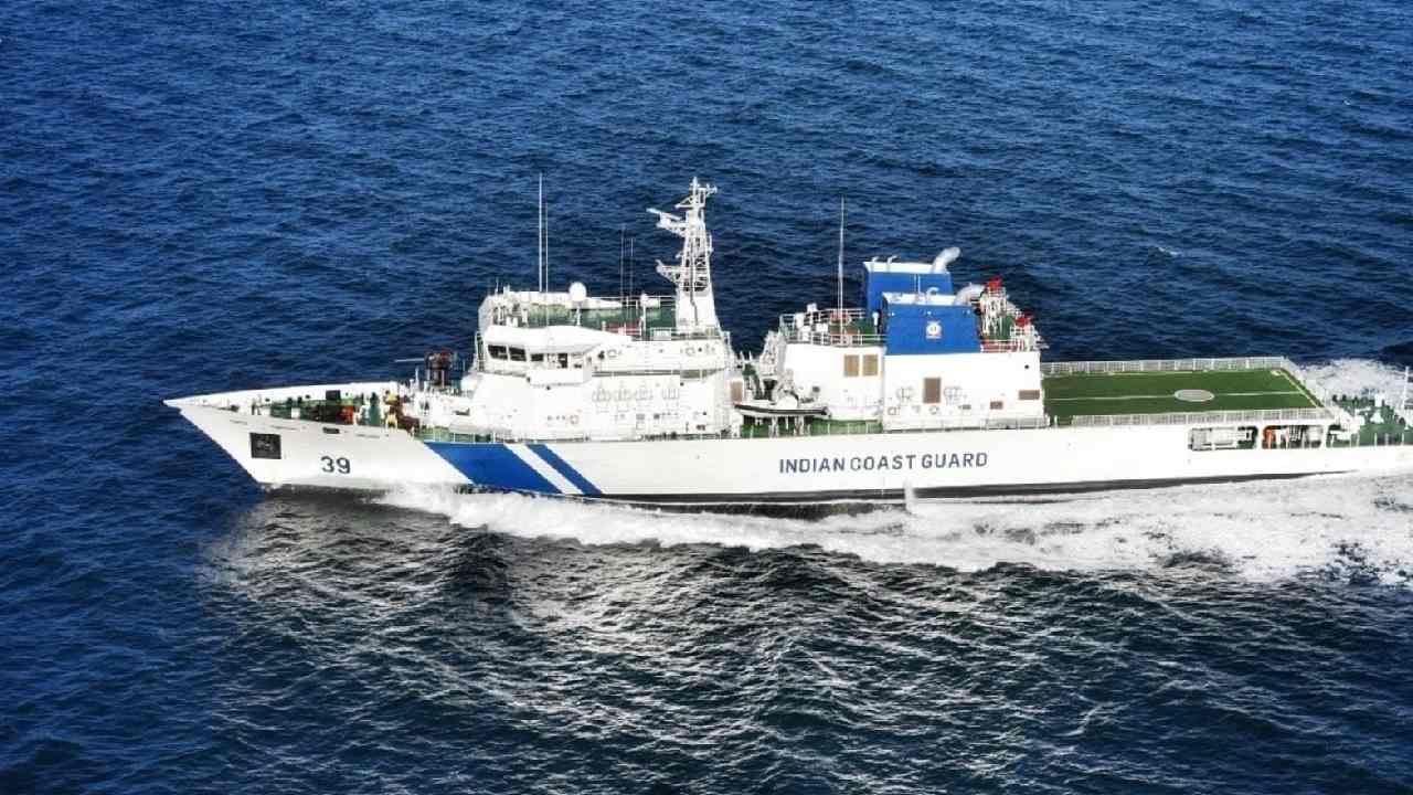 Indian Coast Guard: సముద్రంలో మునిగిపోయిన షిప్.. 22 మందిని రక్షించిన ఇండియన్ కోస్ట్ గార్డ్ Indian Coast Guard: సముద్రంలో మునిగిపోయిన షిప్.. 22 మందిని రక్షించిన ఇండియన్ కోస్ట్ గార్డ్