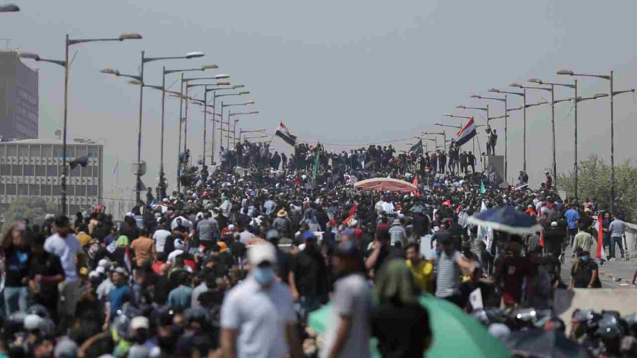 Iraqi Protesters: ఇరాక్లో రాజకీయ సంక్షోభం.. పార్లమెంట్ భవనంను ముట్టడించిన నిరసన కారులు.. Iraqi Protesters: ఇరాక్లో రాజకీయ సంక్షోభం.. పార్లమెంట్ భవనంను ముట్టడించిన నిరసన కారులు..