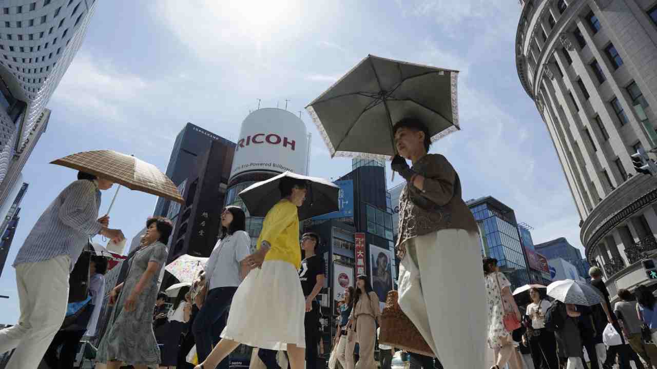 Japan: జపాన్లో మండుతున్న ఎండలు.. 147 ఏళ్ల గరిష్ట స్థాయి రికార్డు Japan: జపాన్లో మండుతున్న ఎండలు.. 147 ఏళ్ల గరిష్ట స్థాయి రికార్డు