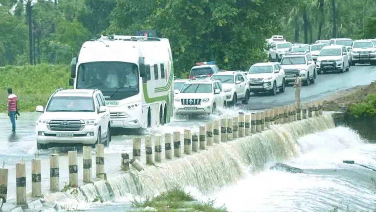 CM KCR: రద్దయిన ఏరియల్ సర్వే.. రోడ్డు మార్గం ద్వారా భద్రాచలం చేరుకున్న సీఎం కేసీఆర్ CM KCR: రద్దయిన ఏరియల్ సర్వే.. రోడ్డు మార్గం ద్వారా భద్రాచలం చేరుకున్న సీఎం కేసీఆర్
