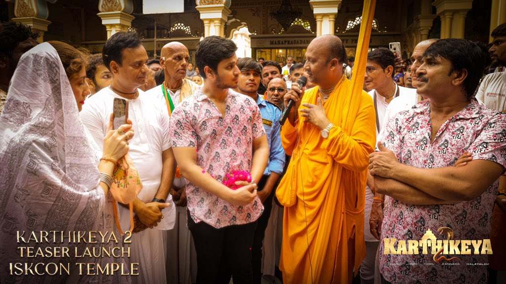Karthikeya 2 Team Visits Iskcon Temple At Vrindavan001