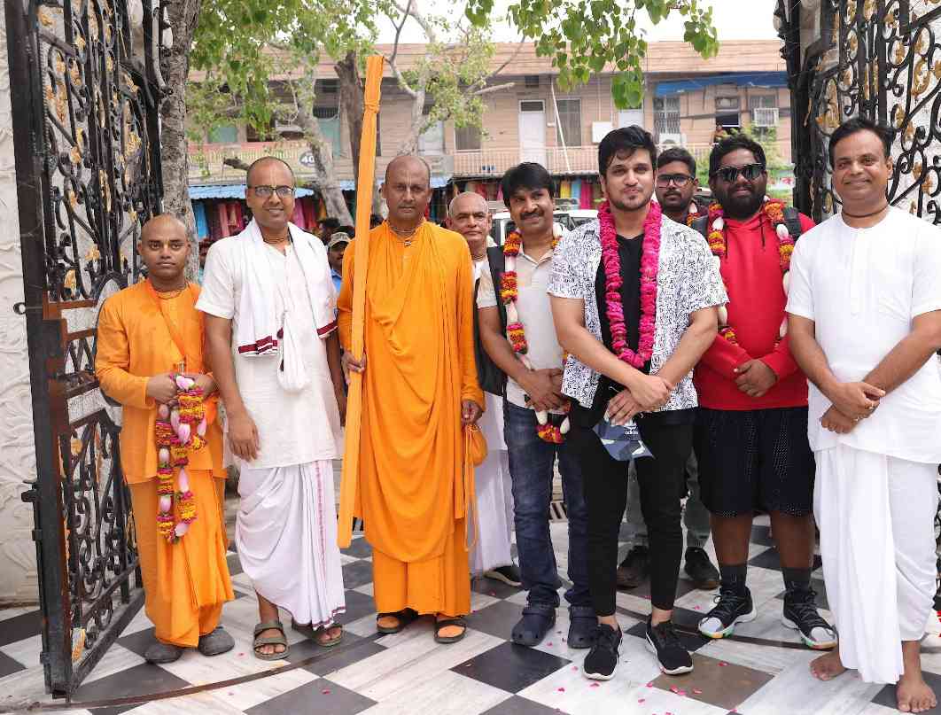 Karthikeya 2 Team Visits Iskcon Temple At Vrindavan002