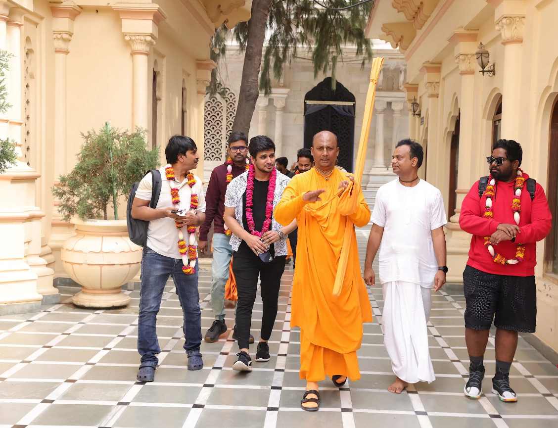 Karthikeya 2 Team Visits Iskcon Temple At Vrindavan003