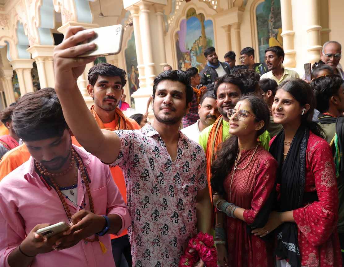 Karthikeya 2 Team Visits Iskcon Temple At Vrindavan004