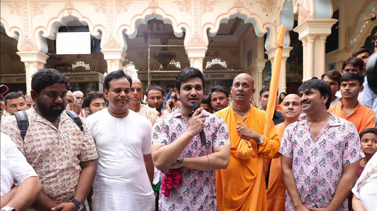 Karthikeya 2 Team Visits Iskcon Temple At Vrindavan005