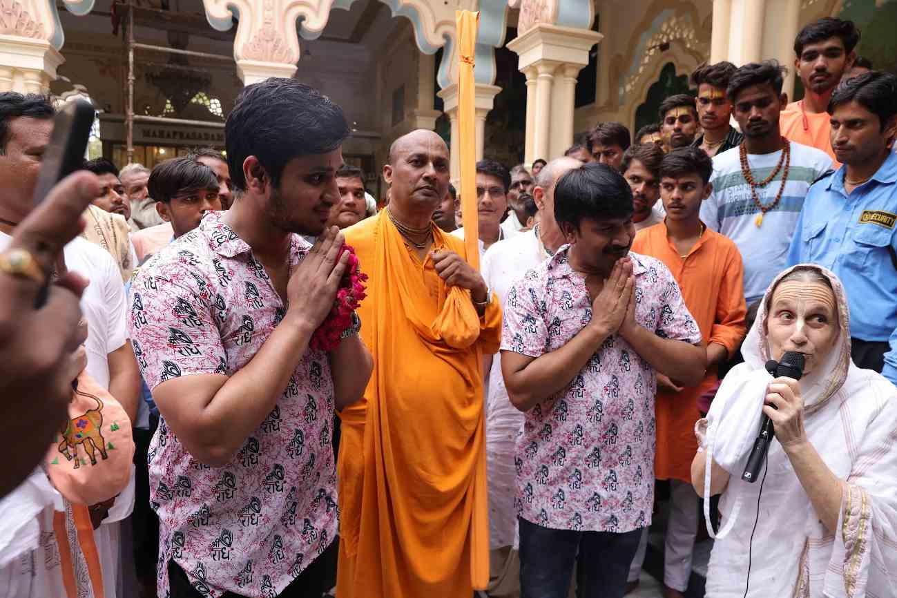Karthikeya 2 Team Visits Iskcon Temple At Vrindavan006