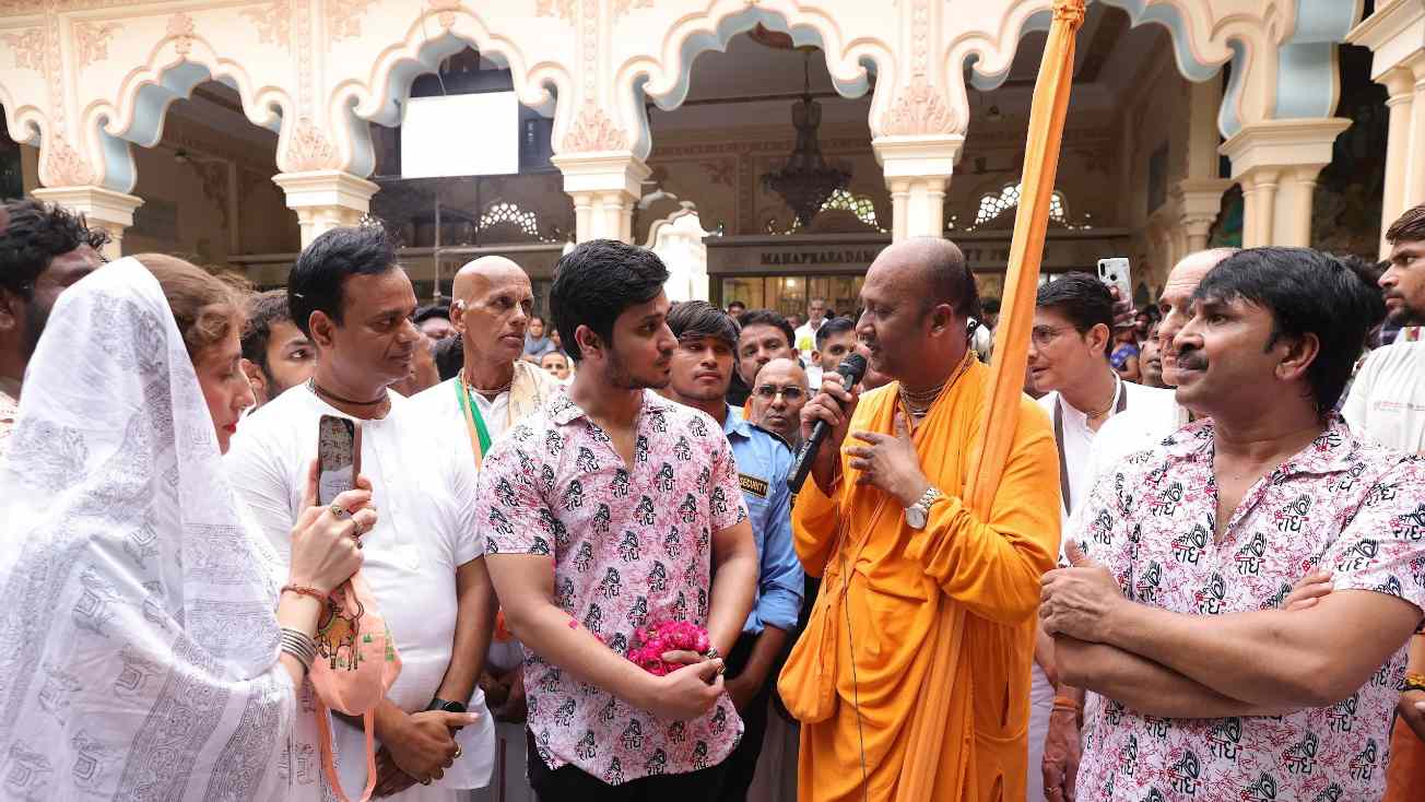 Karthikeya 2 Team Visits Iskcon Temple At Vrindavan007