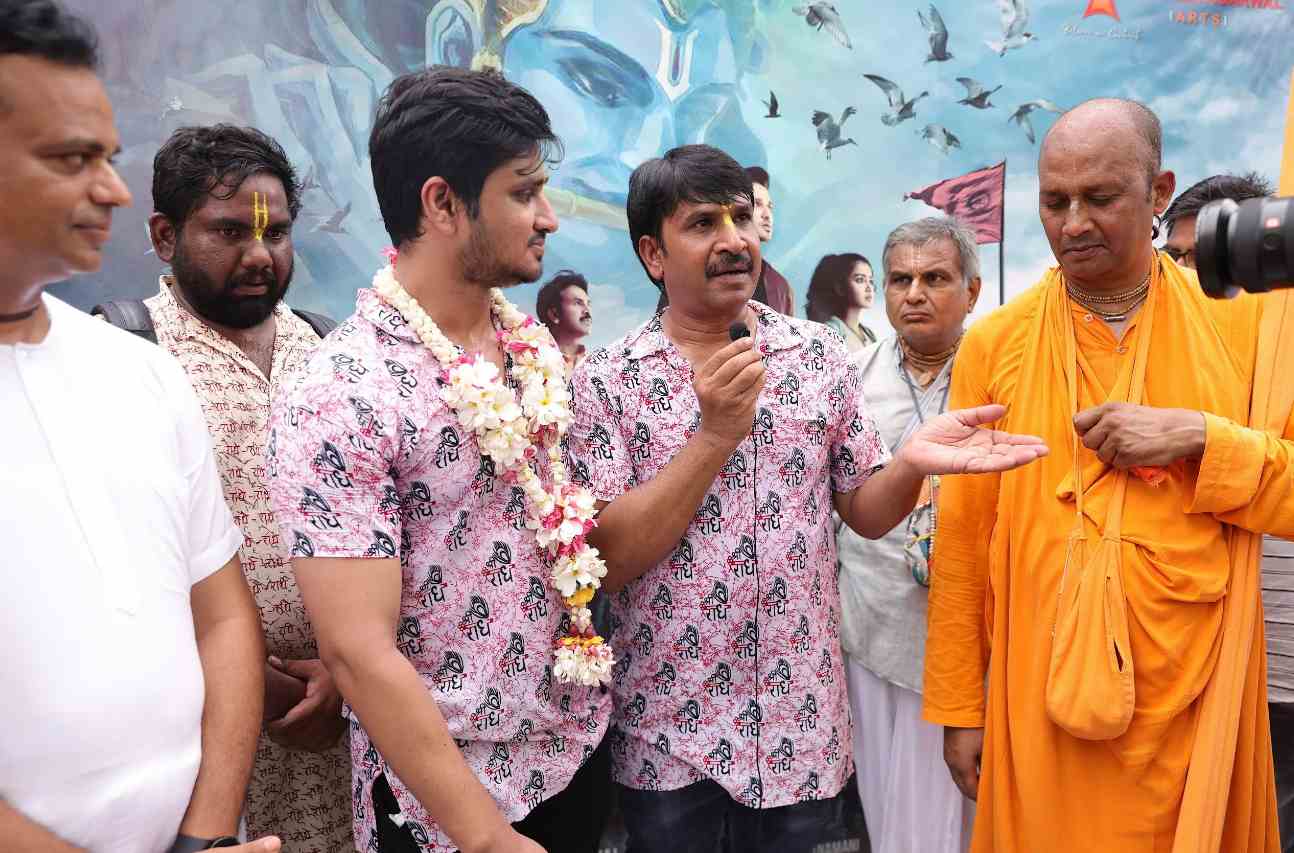 Karthikeya 2 Team Visits Iskcon Temple At Vrindavan009
