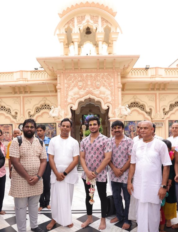 Karthikeya 2 Team Visits Iskcon Temple At Vrindavan010
