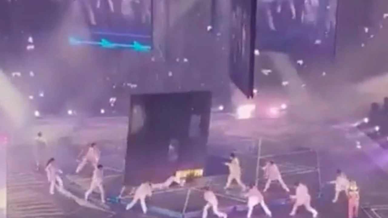 LED Screen Falls: లైవ్ షోలో ఎగిరిపడ్డ భారీ ఎల్ఈడీ స్క్రీన్.. డ్యాన్సర్లకు గాయాలు.. వీడియో వైరల్ LED Screen Falls: లైవ్ షోలో ఎగిరిపడ్డ భారీ ఎల్ఈడీ స్క్రీన్.. డ్యాన్సర్లకు గాయాలు.. వీడియో వైరల్