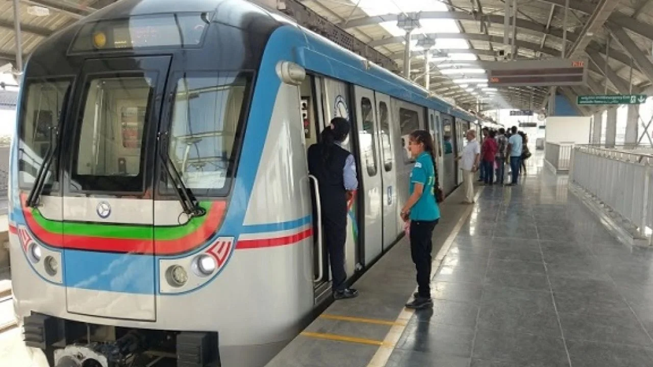 Metro Trains : రేపు సాధారణంగానే మెట్రో రైళ్లు నడుస్తాయి : ఎండీ ఎన్వీఎస్ రెడ్డి Metro Trains : రేపు సాధారణంగానే మెట్రో రైళ్లు నడుస్తాయి : ఎండీ ఎన్వీఎస్ రెడ్డి