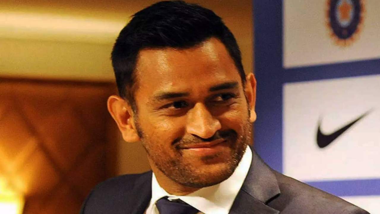 Ms Dhoni Receives Knee Treatment From Ayurvedic Doctor In Ranchi (1)