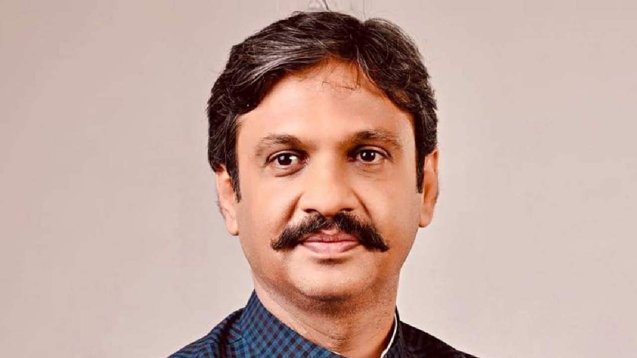 Maharashtra: వంద కోట్లకు ఎమ్మెల్యేకు మంత్రి పదవి పేరుతో మోసానికి యత్నం.. నిందితుల అరెస్టు Maharashtra: వంద కోట్లకు ఎమ్మెల్యేకు మంత్రి పదవి పేరుతో మోసానికి యత్నం.. నిందితుల అరెస్టు