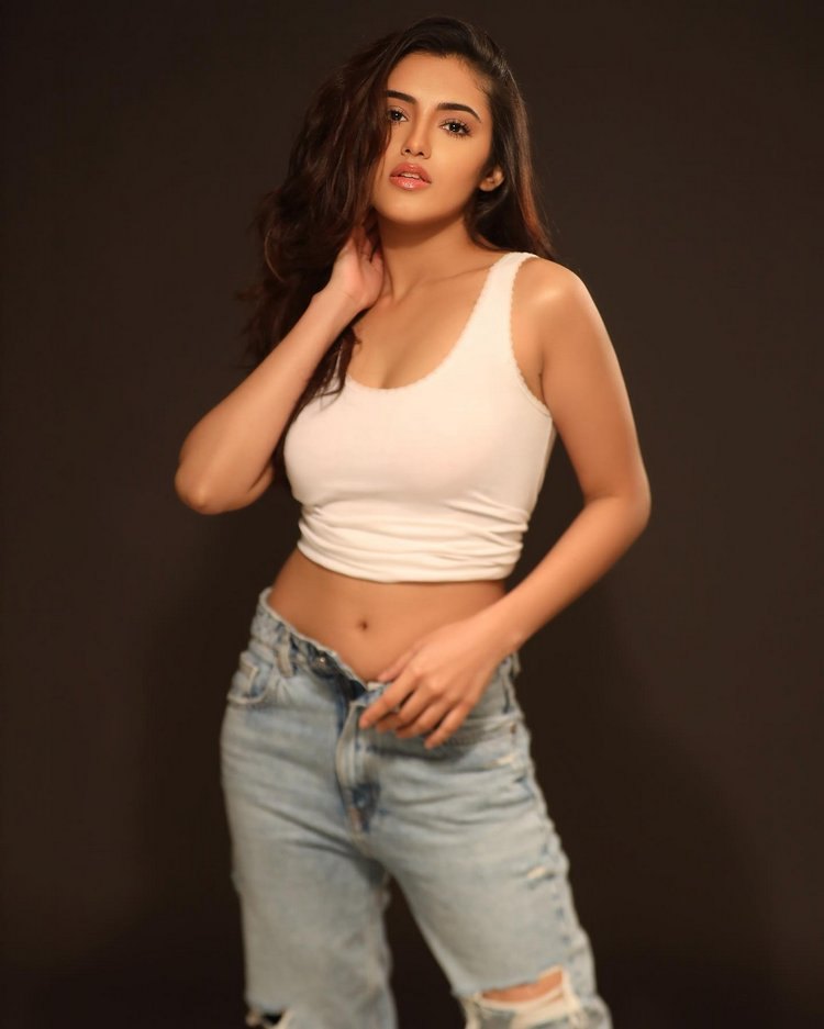 Malvika Sharma Gorgeous Pics Goes Viral007