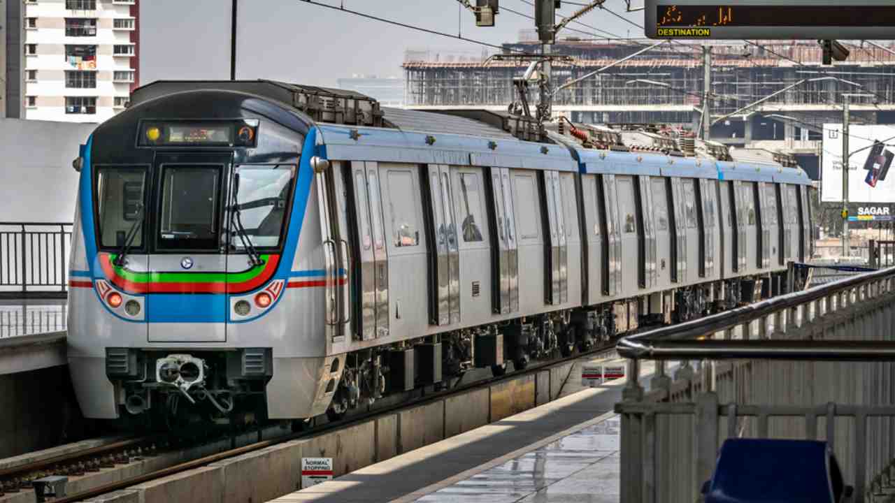 Hyderabad Metro: సాయంత్రం 5.30 నుంచి రాత్రి 8గంటల వరకు ఆ మూడు స్టేషన్లలో మెట్రో సేవలు బంద్ Hyderabad Metro: సాయంత్రం 5.30 నుంచి రాత్రి 8గంటల వరకు ఆ మూడు స్టేషన్లలో మెట్రో సేవలు బంద్