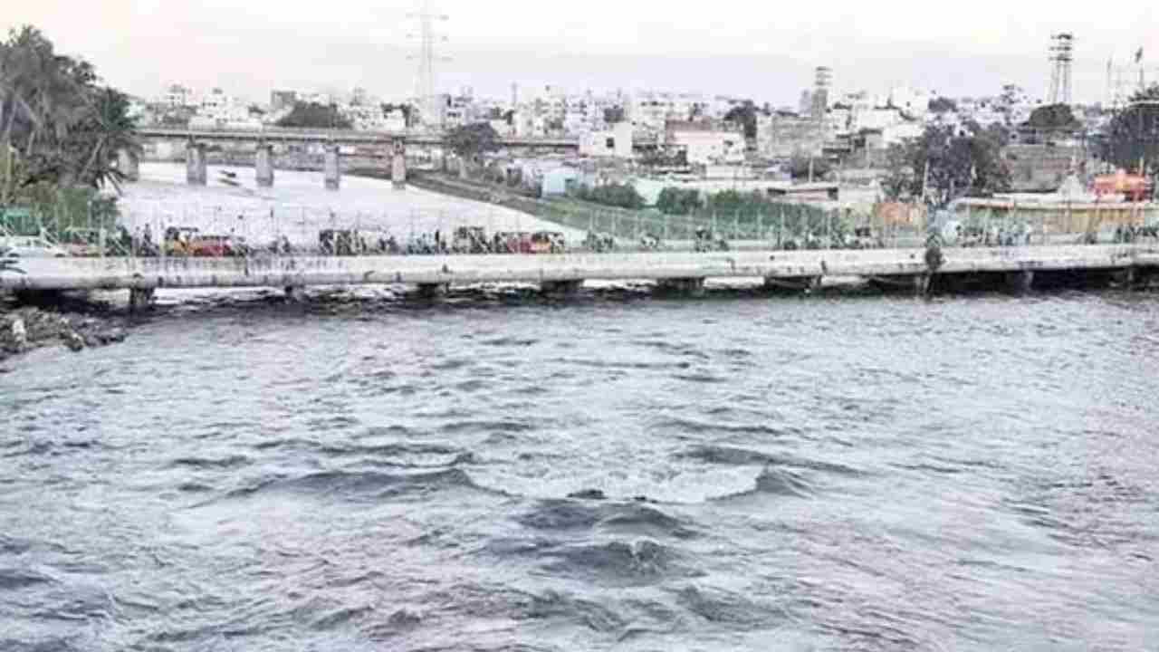 River Musi : హైదరాబాద్ లోతట్టు ప్రాంతాల్లో భయం భయం.. ఉధృతంగా ప్రవహిస్తున్న మూసీ River Musi : హైదరాబాద్ లోతట్టు ప్రాంతాల్లో భయం భయం.. ఉధృతంగా ప్రవహిస్తున్న మూసీ