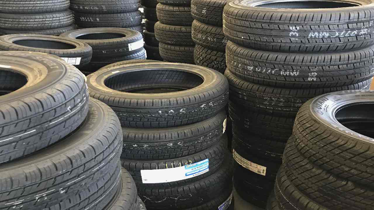 New Tyres : అక్టోబర్ 1 నుంచి కొత్త రకం టైర్లు వాడాల్సిందే… కేంద్రం కొత్త నిబంధనలు విడుదల New Tyres : అక్టోబర్ 1 నుంచి కొత్త రకం టైర్లు వాడాల్సిందే… కేంద్రం కొత్త నిబంధనలు విడుదల