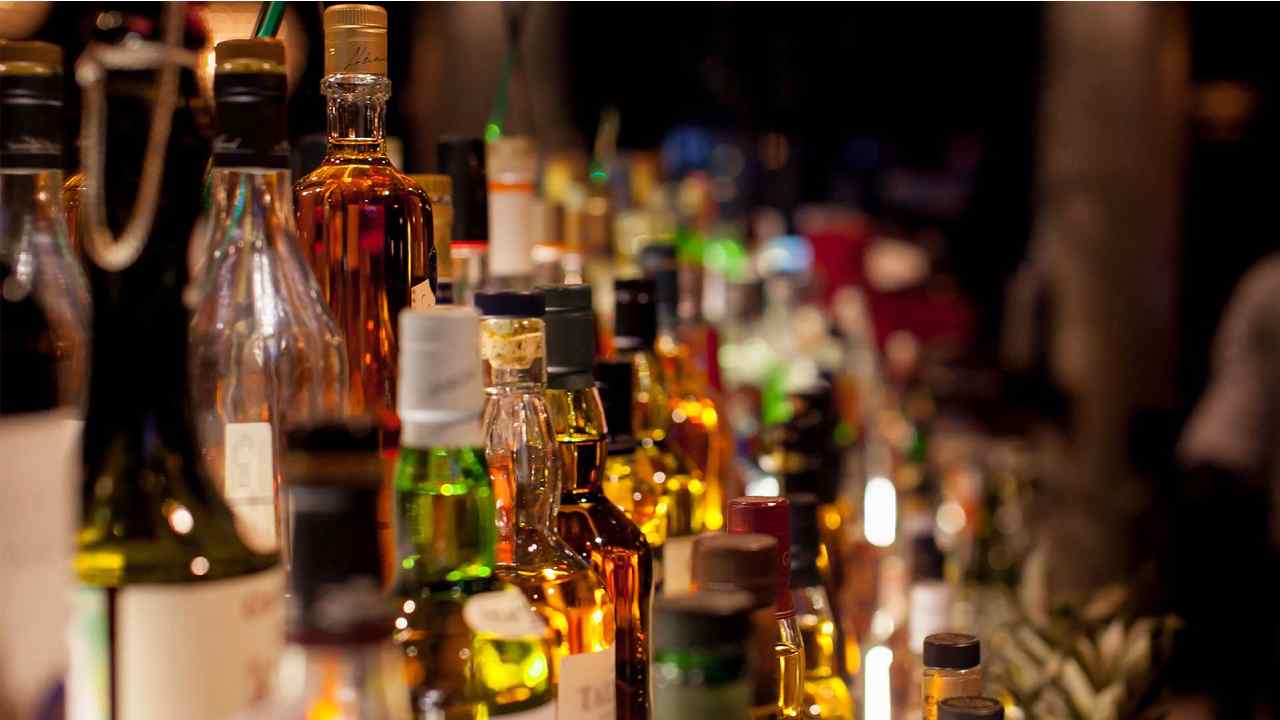 New Excise Policy: ఆప్ ప్రభుత్వం యూ టర్న్.. పాత పద్ధతిలోనే మద్యం విక్రయాలకు నిర్ణయం New Excise Policy: ఆప్ ప్రభుత్వం యూ టర్న్.. పాత పద్ధతిలోనే మద్యం విక్రయాలకు నిర్ణయం