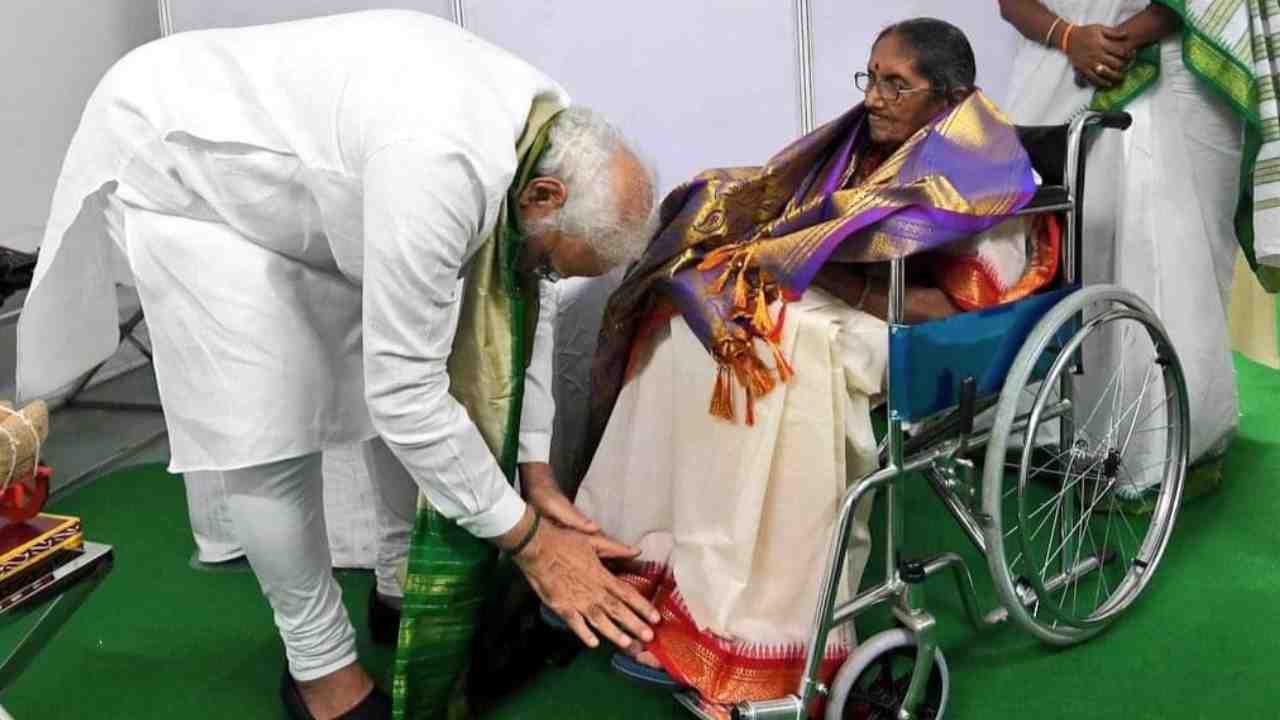 PM Modi: కృష్ణ భారతి పాదాలకు నమస్కారం చేసిన ప్రధాని మోదీ.. ఆమె ఎవరంటే? PM Modi: కృష్ణ భారతి పాదాలకు నమస్కారం చేసిన ప్రధాని మోదీ.. ఆమె ఎవరంటే?