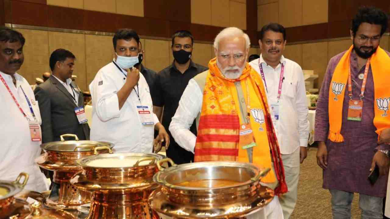 PM Modi: తెలంగాణ వంటకాలను రుచి చూసిన ప్రధాని మోదీ.. ఏమన్నారంటే.. PM Modi: తెలంగాణ వంటకాలను రుచి చూసిన ప్రధాని మోదీ.. ఏమన్నారంటే..