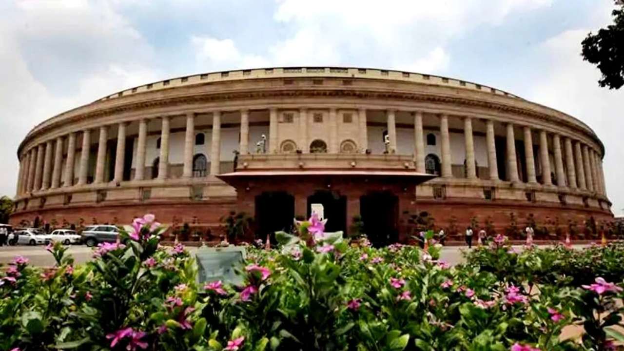 Parliament Bans : పార్లమెంటులో ప్లకార్డులు, పాంప్లేట్లపై కూడా నిషేధం.. Parliament Bans : పార్లమెంటులో ప్లకార్డులు, పాంప్లేట్లపై కూడా నిషేధం..