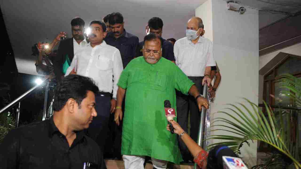 West Bengal school job scam: మేం ఎలాంటి జోక్యం చేసుకోం.. మంత్రి ఛటర్జీ అరెస్టుపై టీఎంసీ కీలక ప్రకటన.. West Bengal school job scam: మేం ఎలాంటి జోక్యం చేసుకోం.. మంత్రి ఛటర్జీ అరెస్టుపై టీఎంసీ కీలక ప్రకటన..