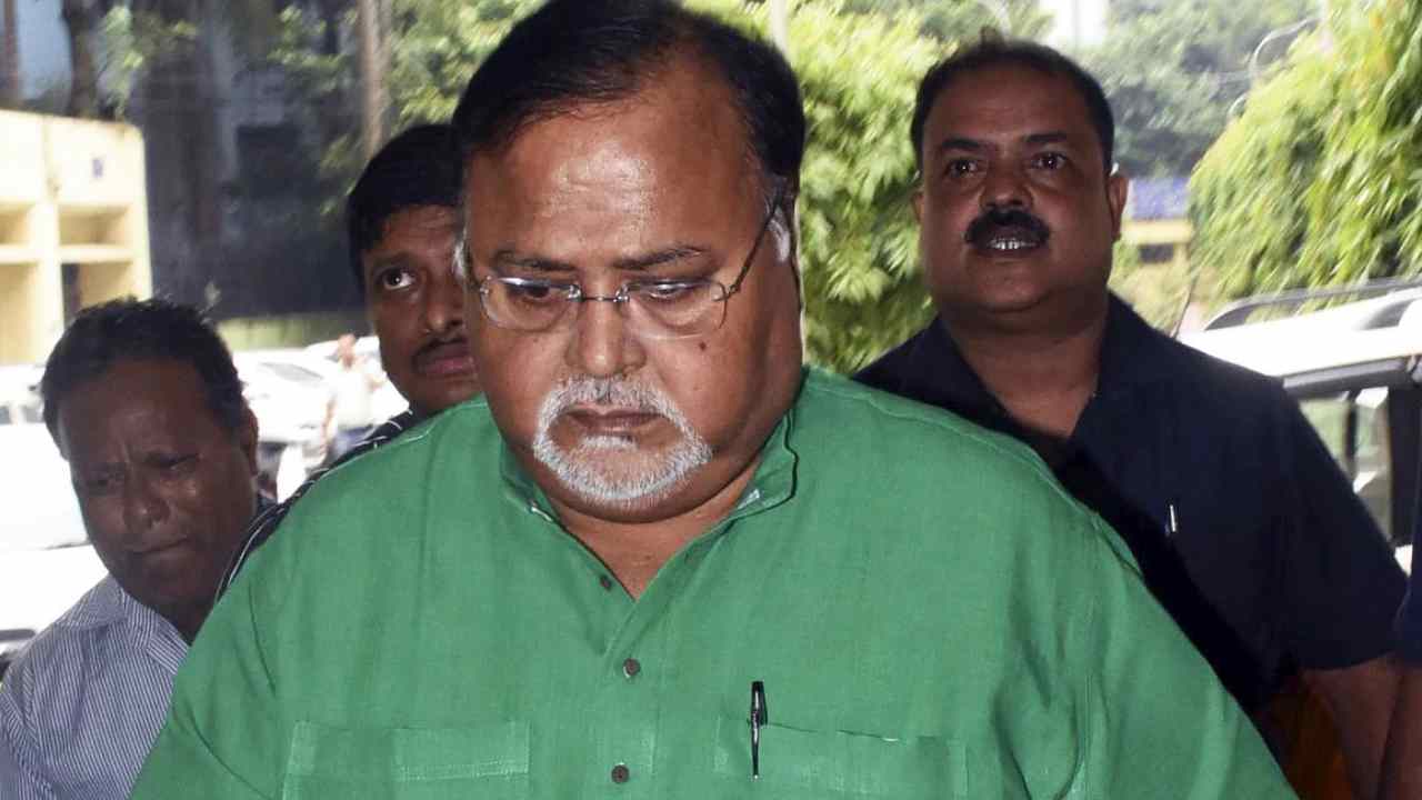 Partha Chatterjee: అవినీతి మంత్రిని పట్టించుకోని మమత.. ఫోన్ చేసినా స్పందించని సీఎం Partha Chatterjee: అవినీతి మంత్రిని పట్టించుకోని మమత.. ఫోన్ చేసినా స్పందించని సీఎం