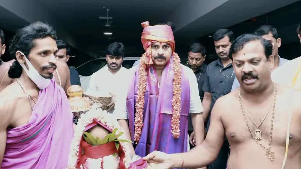 Pawan Kalyan: దీక్ష చేపట్టిన పవన్.. ఇలా అయితే ఎలా స్వామీ! Pawan Kalyan: దీక్ష చేపట్టిన పవన్.. ఇలా అయితే ఎలా స్వామీ!