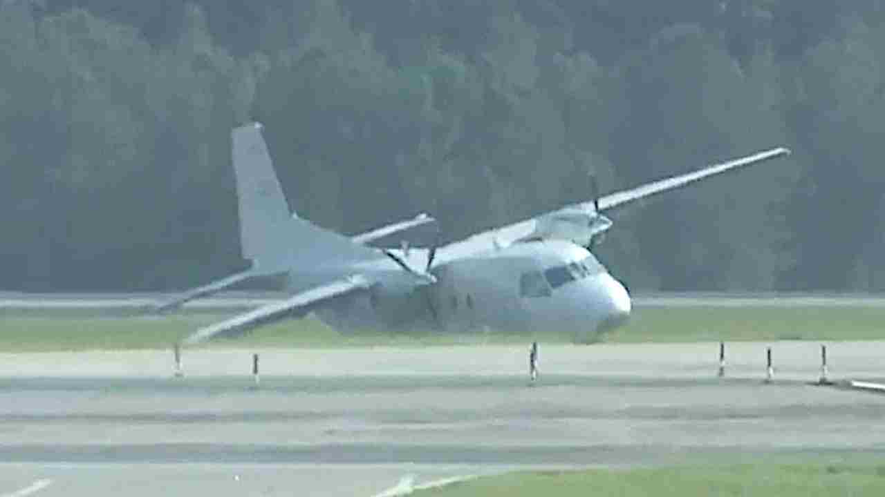 Pilot jumps off plane: ల్యాండ్ అవుతున్న విమానం నుంచి దూకిన పైలట్.. Pilot jumps off plane: ల్యాండ్ అవుతున్న విమానం నుంచి దూకిన పైలట్..