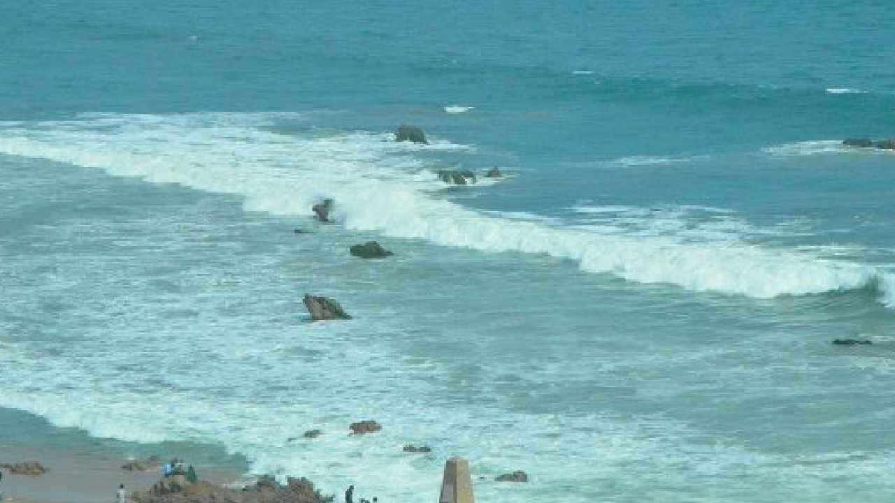 RK Beach : విశాఖ ఆర్కే బీచ్లో నలుగురు యువకులు గల్లంతు RK Beach : విశాఖ ఆర్కే బీచ్లో నలుగురు యువకులు గల్లంతు