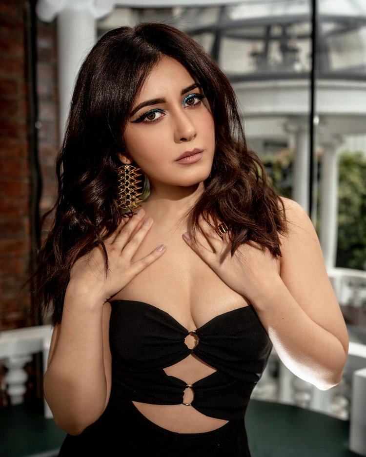 Raashi Khanna Mindblowing Pictures