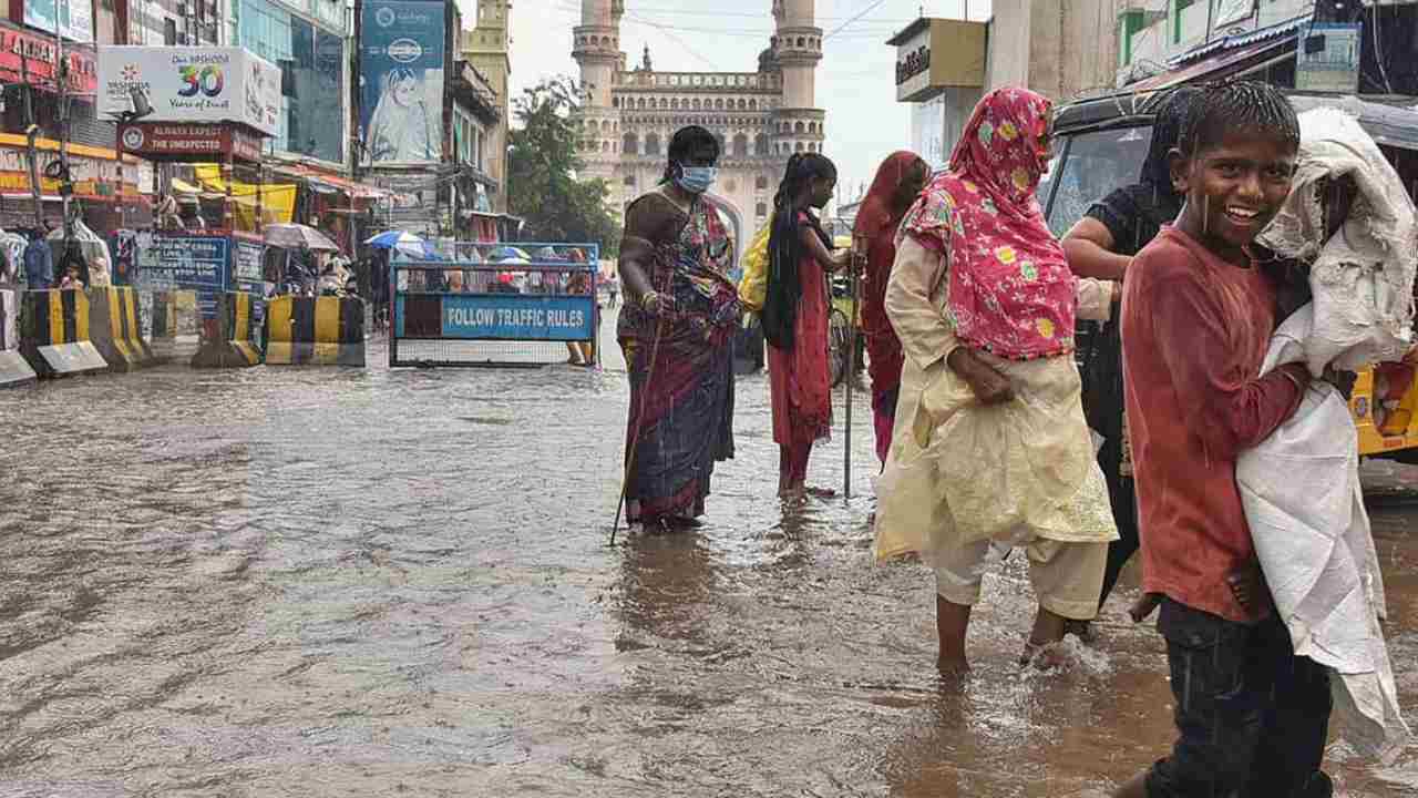 Heavy Rain: తెలంగాణలో మరో మూడు రోజులు వర్షాలు.. ఆ జిల్లాల్లో రెడ్ అలర్ట్ Heavy Rain: తెలంగాణలో మరో మూడు రోజులు వర్షాలు.. ఆ జిల్లాల్లో రెడ్ అలర్ట్