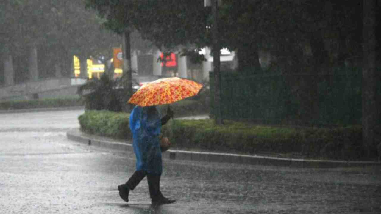 Heavy rain: రేపు ఆ ఆరు జిల్లాల్లో అతిభారీ వర్షాలు పడే అవకాశం.. Heavy rain: రేపు ఆ ఆరు జిల్లాల్లో అతిభారీ వర్షాలు పడే అవకాశం..