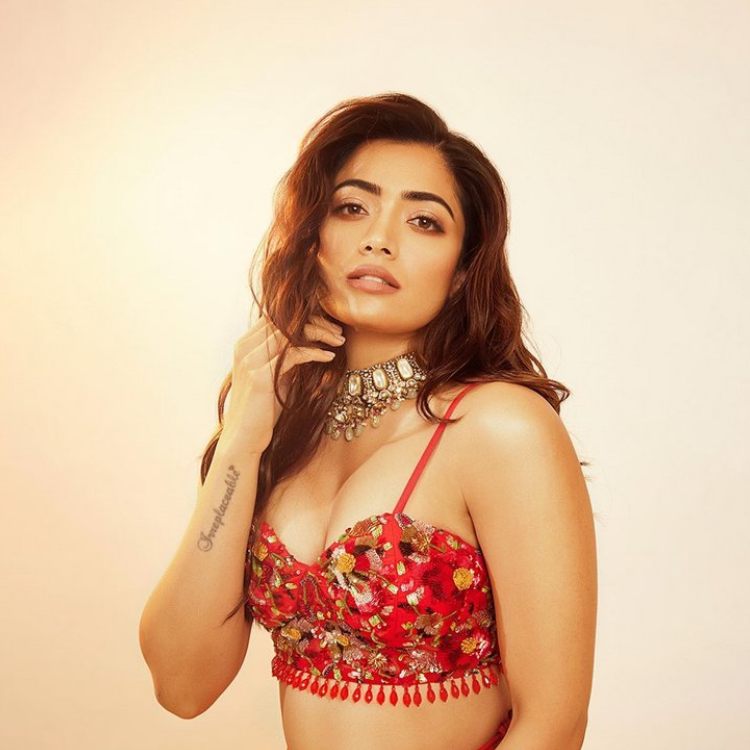 Rashmika Mandanna Stuns With Her Glamour Pose002