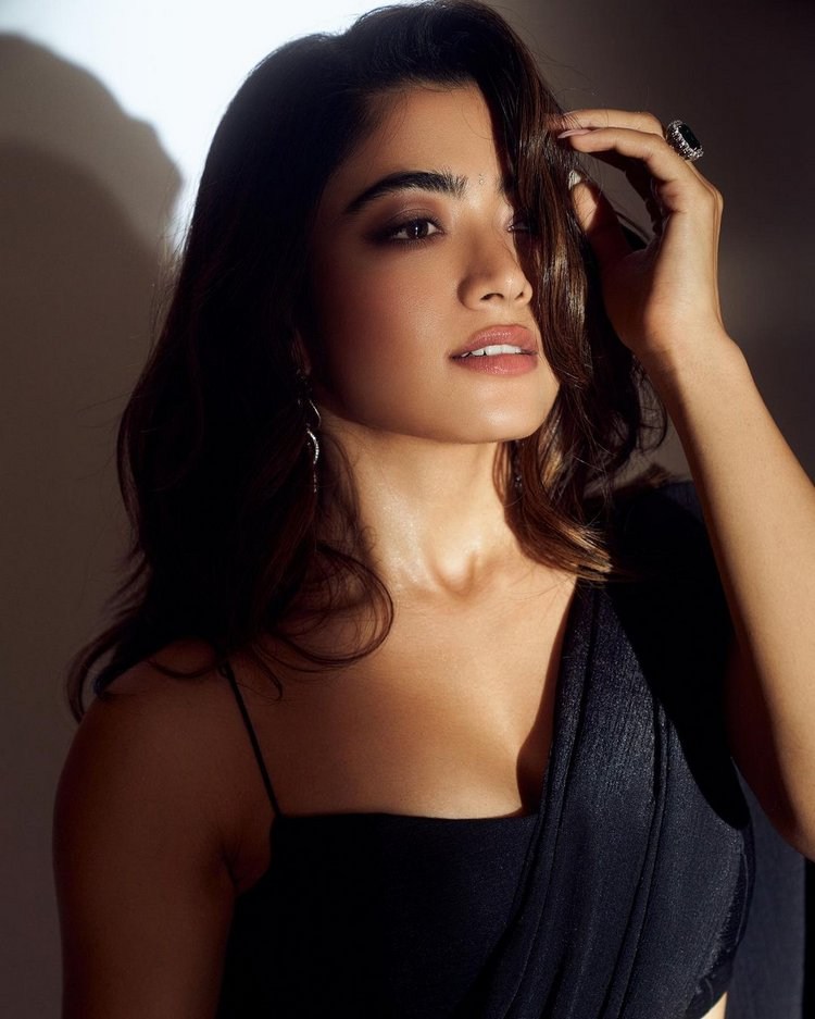 Rashmika Mandanna Stuns With Her Glamour Pose008