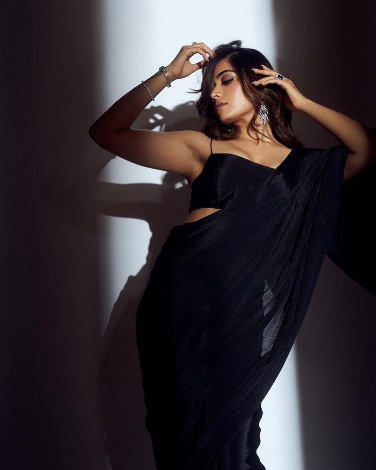 Rashmika Mandanna Stuns With Her Glamour Pose009