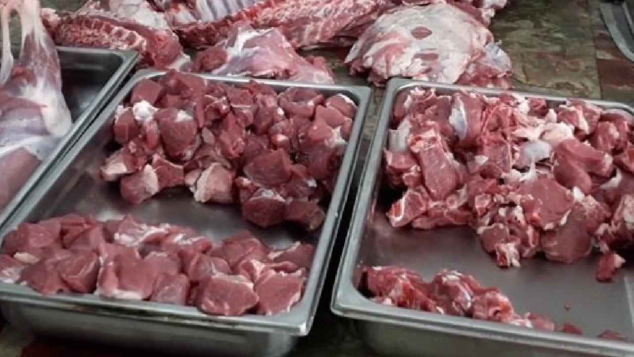 Rotten Meat : బాబోయ్.. విజయవాడలో ఘోరం.. కుళ్లిన మాంసం విక్రయం.. 150కిలోలు సీజ్ Rotten Meat : బాబోయ్.. విజయవాడలో ఘోరం.. కుళ్లిన మాంసం విక్రయం.. 150కిలోలు సీజ్