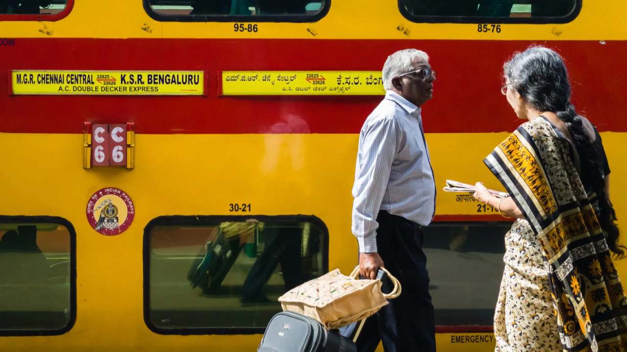 Senior Citizens: సీనియర్ సిటిజన్లకు రైల్వే షాక్.. టిక్కెట్పై సబ్సిడీ పునరుద్ధరణకు నో Senior Citizens: సీనియర్ సిటిజన్లకు రైల్వే షాక్.. టిక్కెట్పై సబ్సిడీ పునరుద్ధరణకు నో
