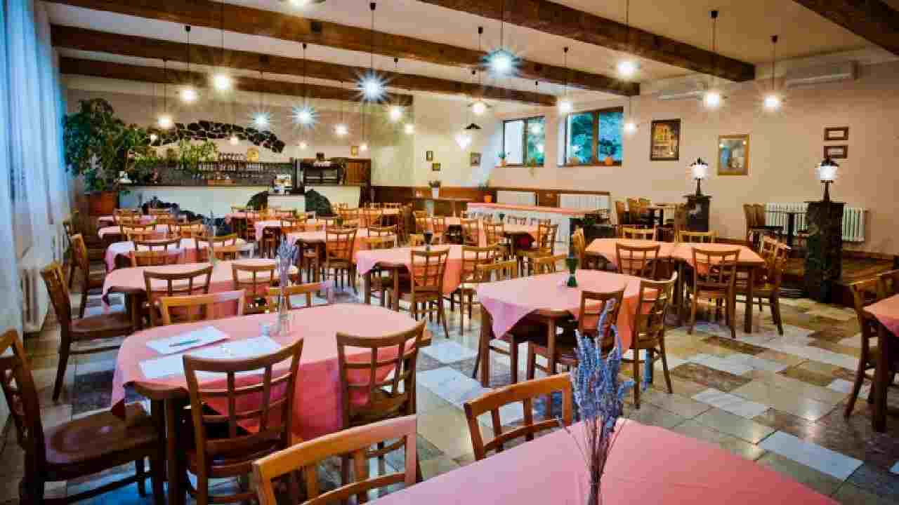 Service Charge: సర్వీస్ ఛార్జీల కోసం బలవంతం చేయొద్దు.. రెస్టారెంట్లకు కేంద్రం ఆదేశం Service Charge: సర్వీస్ ఛార్జీల కోసం బలవంతం చేయొద్దు.. రెస్టారెంట్లకు కేంద్రం ఆదేశం