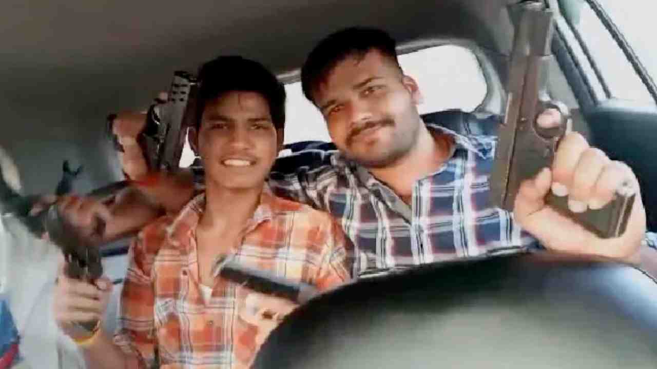 Moose Wala Shooters: సిద్ధూను హత్యచేసిన తరువాత కారులో సంబరాలు చేసుకున్న హంతకులు.. వీడియో వైరల్ Moose Wala Shooters: సిద్ధూను హత్యచేసిన తరువాత కారులో సంబరాలు చేసుకున్న హంతకులు.. వీడియో వైరల్