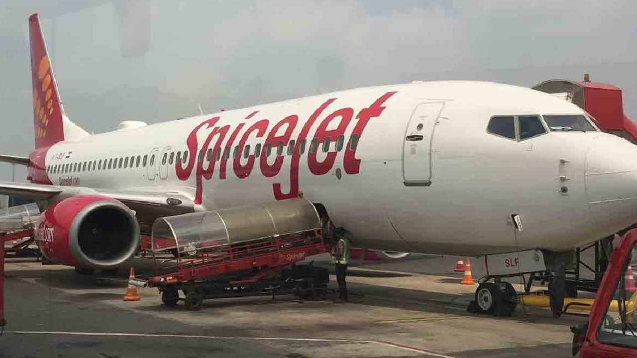SpiceJet: మరో స్పైస్జెట్ విమానం ఎమర్జెన్సీ ల్యాండింగ్… ఒకే రోజు రెండు ఘటనలు SpiceJet: మరో స్పైస్జెట్ విమానం ఎమర్జెన్సీ ల్యాండింగ్… ఒకే రోజు రెండు ఘటనలు