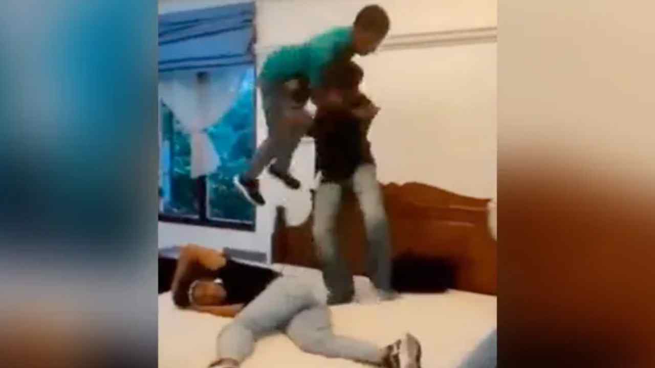 Viral Video: శ్రీలంక అధ్యక్షుడి బెడ్రూంలో యువకులు కుస్తీ పోటీ.. వీడియో వైరల్.. Viral Video: శ్రీలంక అధ్యక్షుడి బెడ్రూంలో యువకులు కుస్తీ పోటీ.. వీడియో వైరల్..