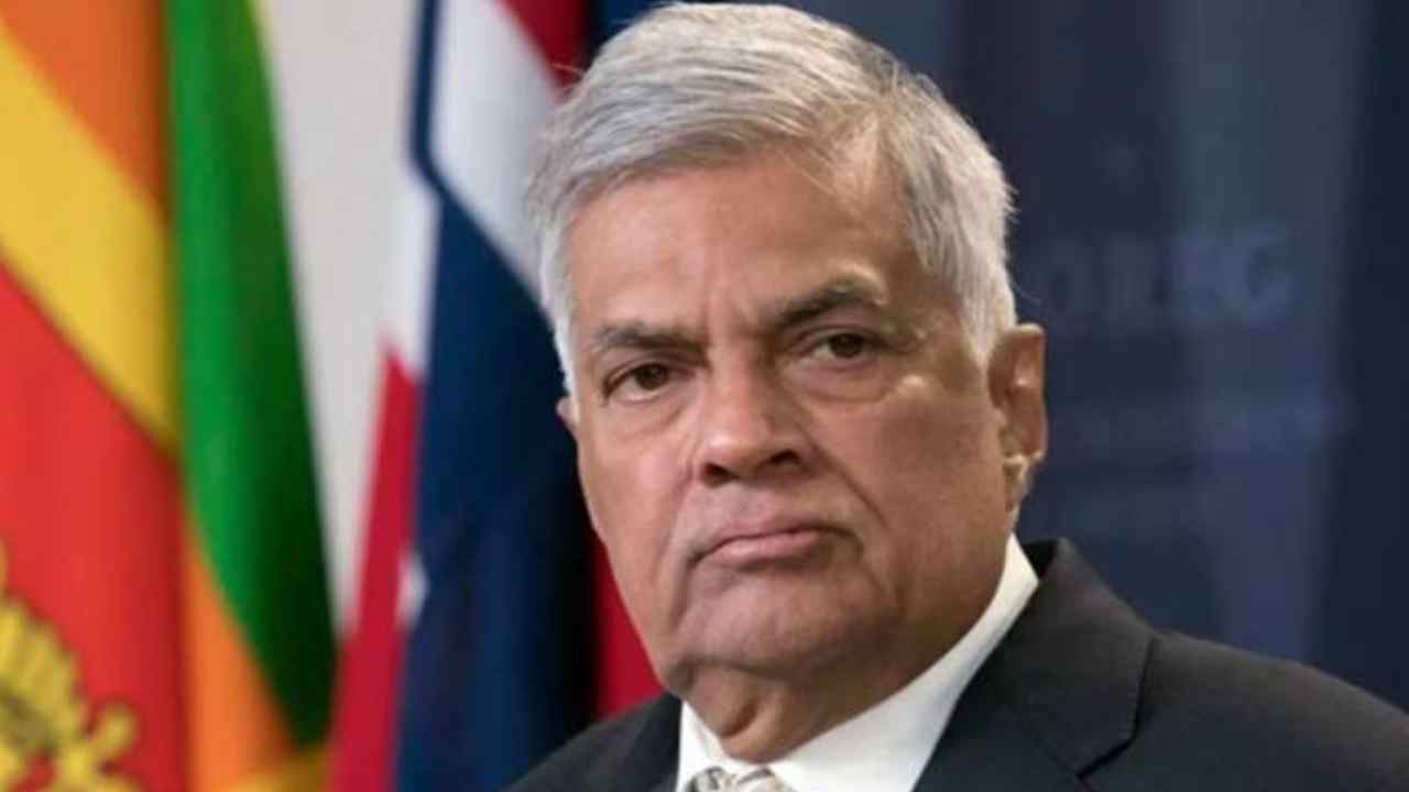Sri Lanka Crisis: నేను కొనసాగలేను.. శ్రీలంక ప్రధాని విక్రమ సింఘే రాజీనామా.. అదే బాటలో గొటబయ? Sri Lanka Crisis: నేను కొనసాగలేను.. శ్రీలంక ప్రధాని విక్రమ సింఘే రాజీనామా.. అదే బాటలో గొటబయ?