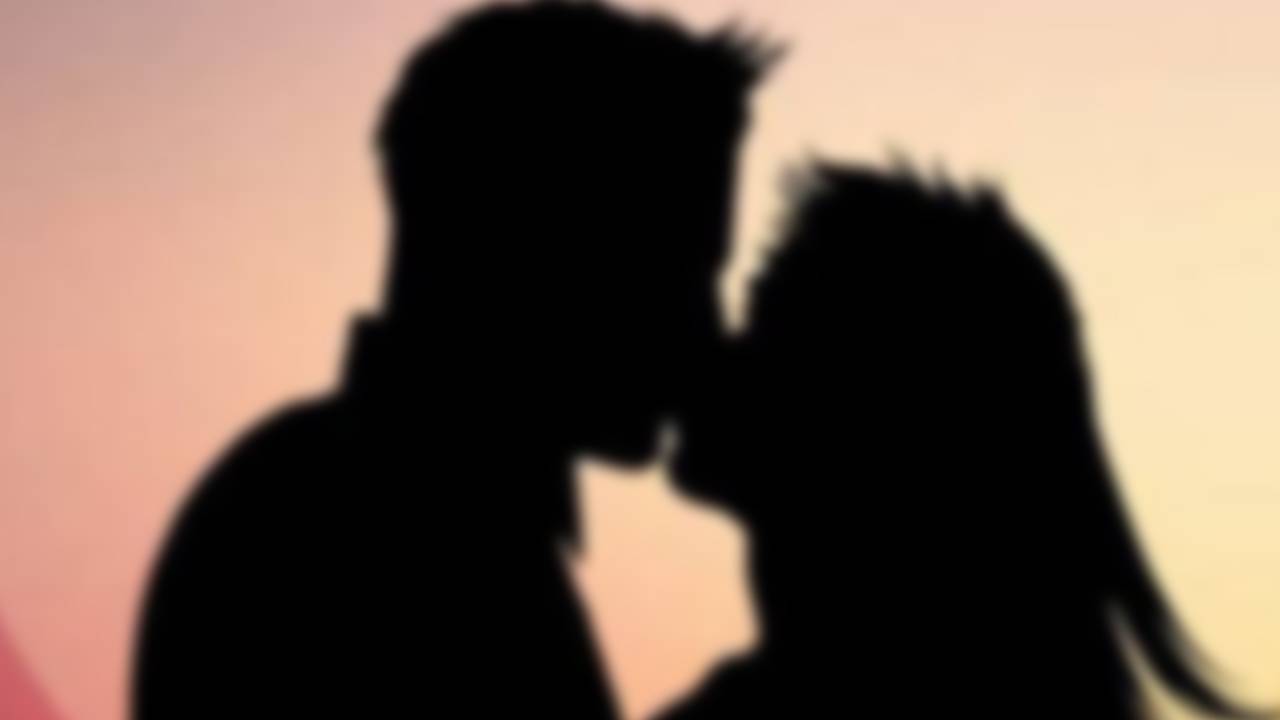 Students Kissing Competition : కాలేజీ విద్యార్ధుల మధ్య ముద్దుల పోటీ..వాట్సాప్ లో వైరల్ Students Kissing Competition : కాలేజీ విద్యార్ధుల మధ్య ముద్దుల పోటీ..వాట్సాప్ లో వైరల్