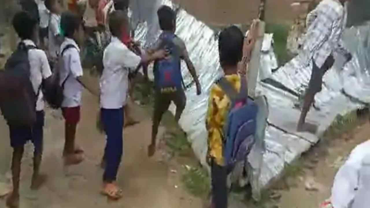 Viral Video: పిల్లలకు కోపమొచ్చింది.. బీహార్లో పాఠశాల భవనాన్ని ధ్వంసం చేసిన విద్యార్థులు Viral Video: పిల్లలకు కోపమొచ్చింది.. బీహార్లో పాఠశాల భవనాన్ని ధ్వంసం చేసిన విద్యార్థులు