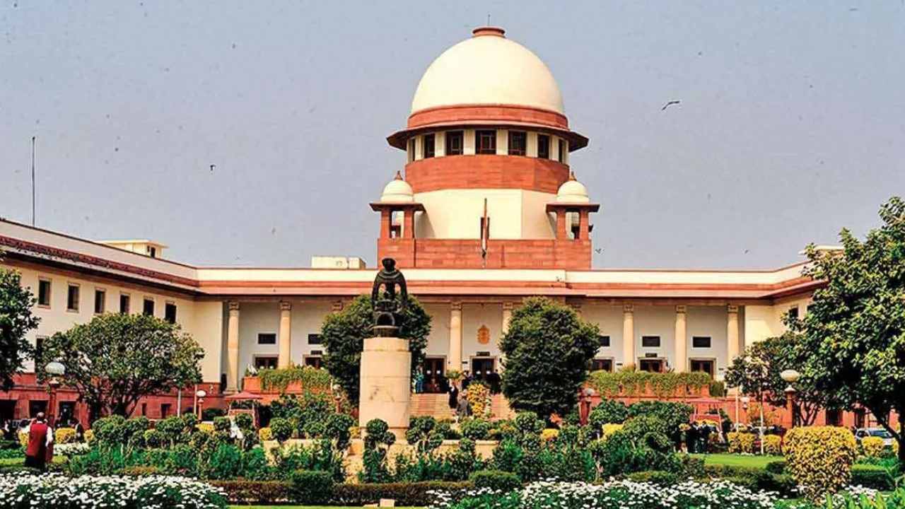 Supreme Court: పొలిటికల్ పార్టీలు తాయిలాలు పంచడం లంచం లాంటిదే Supreme Court: పొలిటికల్ పార్టీలు తాయిలాలు పంచడం లంచం లాంటిదే